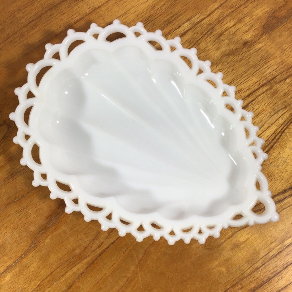 Vintage Westmoreland White Milk Glass Shell Shaped Lace Edge Footed Dish - Picture 2 of 7